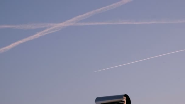 Vliegtuig contrasteert in de zonsondergang hemel chemtrails — Stockvideo