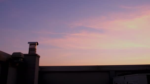 Aeroplano contrae nel cielo del tramonto scie chimiche — Video Stock