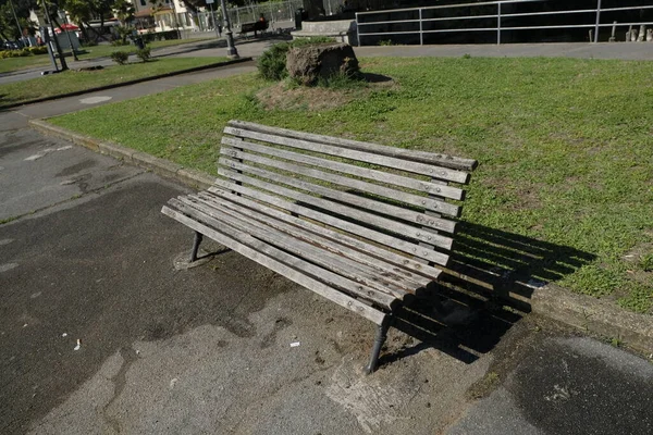 Vecchia Panchina Legno Nel Parco Con Legno Rovina — Foto Stock