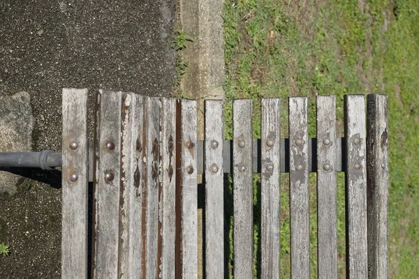 Vecchia Panchina Legno Nel Parco Con Legno Rovina — Foto Stock