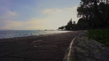 Sirmione 'deki Garda Gölü rıhtımında gün batımında