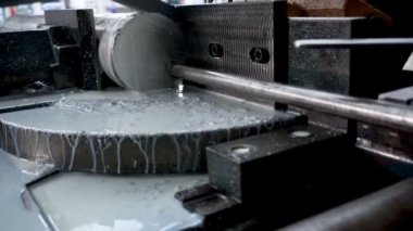 Yuvarlak testere, demir kesiği ve yağ.