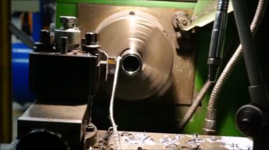 Torna ve metal çalılıklarıyla boğuşan Turner.