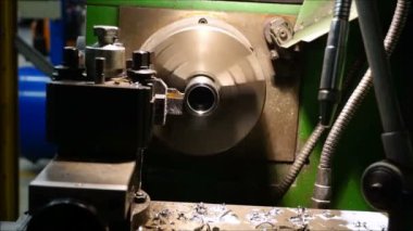 Torna ve metal çalılıklarıyla boğuşan Turner.