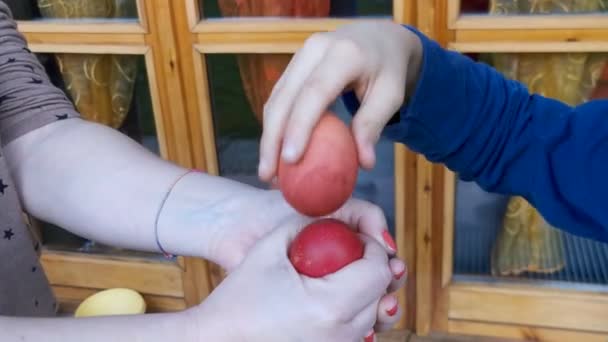 Alte Traditionelle Osterspiel Von Reggio Emilia Mit Farbigen Gekochten Eiern — Stockvideo