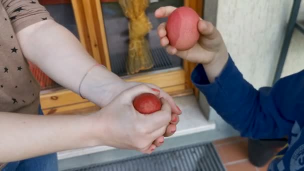 Starověké Tradiční Velikonoční Hra Reggio Emilia Barevnými Vařenými Vajíčky Koketem — Stock video