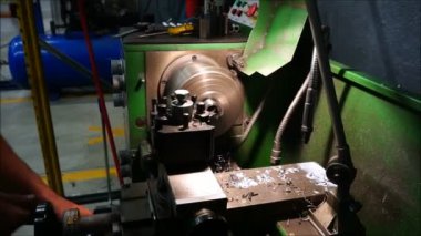 Torna ve metal çalılıklarıyla boğuşan Turner.