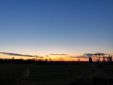 Bir su kütlesinin üzerinde gün batımı. Yüksek kalite fotoğraf