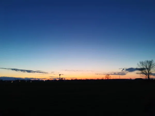Ein Sonnenuntergang Über Einem Feld Hochwertiges Foto — Stockfoto