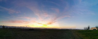 Çim tarlasında gün batımı. Yüksek kalite fotoğraf