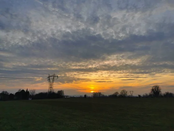 Západ Slunce Nad Travnatým Polem Mraky Obloze Kvalitní Fotografie — Stock fotografie