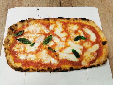 Masanın üstünde duran bir dilim pizza. Yüksek kalite fotoğraf