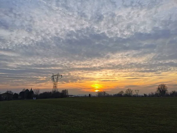 Ein Großes Grünes Feld Mit Wolken Himmel Hochwertiges Foto — Stockfoto