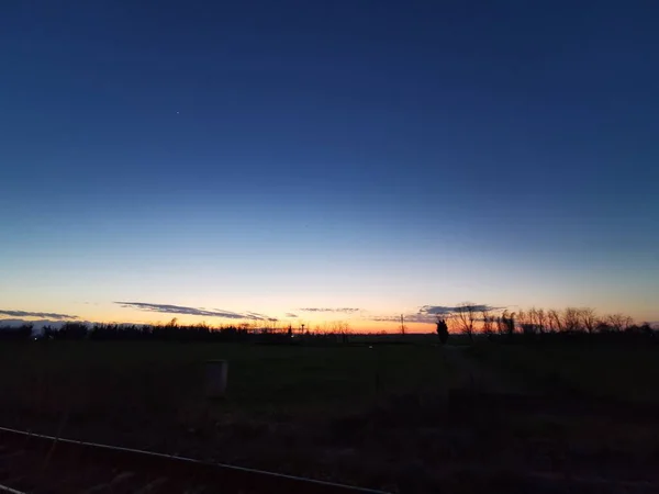 Ein Zug Auf Einem Bahngleis Bei Sonnenuntergang Hochwertiges Foto — Stockfoto
