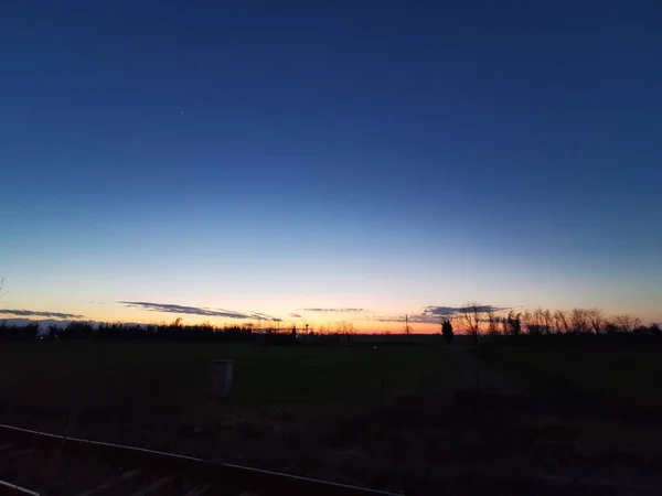 Ett Tåg Ett Tågspår Vid Solnedgången Högkvalitativt Foto — Stockfoto