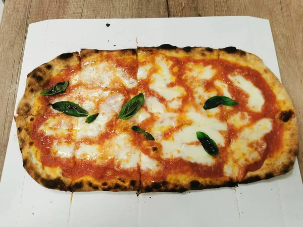 Ein Stück Pizza Auf Einem Tisch Hochwertiges Foto — Stockfoto