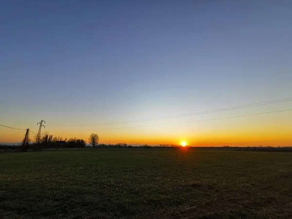 Una Puesta Sol Sobre Campo Hierba Foto Alta Calidad — Foto de Stock