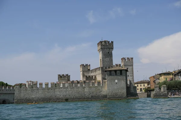 Castillo Sirmione Visto Desde Barco Lago Garda Hermoso Día Soleado — Foto de Stock