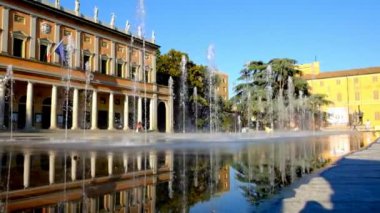 Reggio Emilia tiyatro vadilerinin önündeki zafer meydanında üç renk çeşmesi