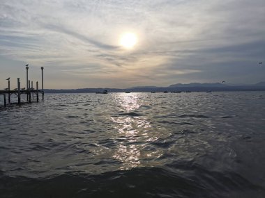  Sirmione 'deki Garda Gölü' nde gün batımında güzel bir iskele.