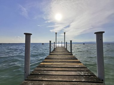  Sirmione 'deki Garda Gölü' nde gün batımında güzel bir iskele.