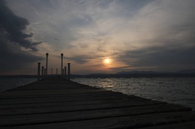  Sirmione 'deki Garda Gölü' nde gün batımında güzel bir iskele.