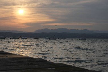  Sirmione 'deki Garda Gölü' nde gün batımında güzel bir iskele.