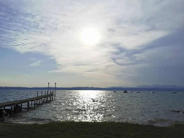 Piękne Molo Zachodzie Słońca Jeziorze Garda Sirmione — Zdjęcie stockowe