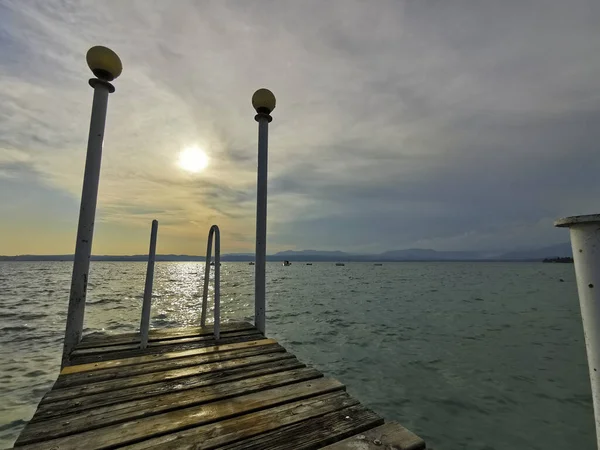 Hermoso Muelle Atardecer Lago Garda Sirmione — Foto de Stock