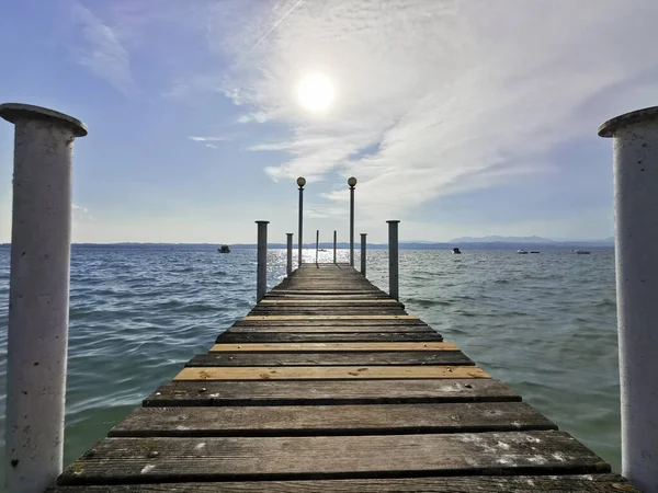 Красивый Пирс Закате Озере Гарда Сирмионе — стоковое фото