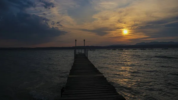 Красивий Пірс Заході Сонця Озері Гарда Сирміоні — стокове фото