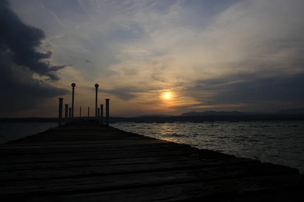 美丽的码头 日落时分 在罗密欧的加尔达湖上 — 图库照片