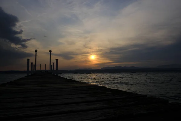 Dermaga Indah Saat Matahari Terbenam Danau Garda Sirmione — Stok Foto