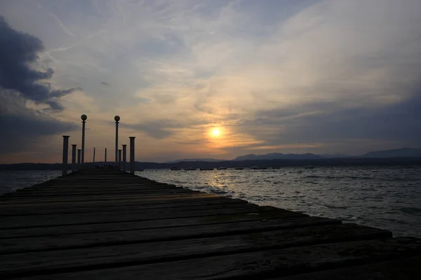 Όμορφη Προβλήτα Στο Ηλιοβασίλεμα Στη Λίμνη Garda Sirmione — Φωτογραφία Αρχείου