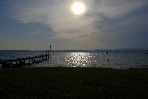 Όμορφη Προβλήτα Στο Ηλιοβασίλεμα Στη Λίμνη Garda Sirmione — Φωτογραφία Αρχείου
