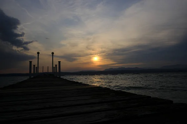 Bellissimo Molo Tramonto Sul Lago Garda Sirmione — Foto Stock