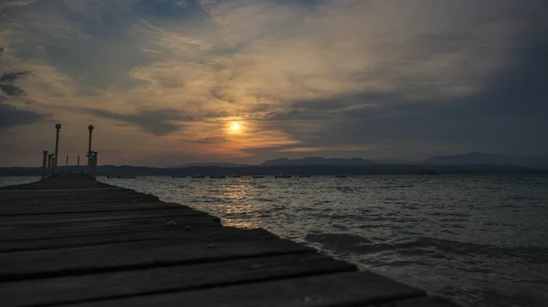 Bellissimo Molo Tramonto Sul Lago Garda Sirmione — Foto Stock