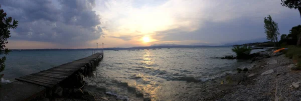 Bellissimo Molo Tramonto Sul Lago Garda Sirmione — Foto Stock