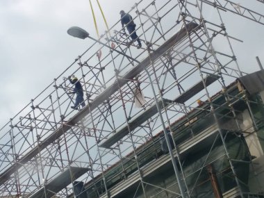 İskele iskelesinde çalışan adamlar.