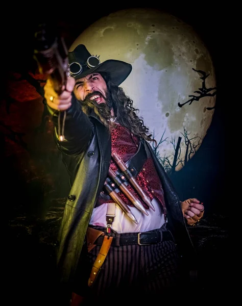 Güzel çocuk, silahlı ve şapkalı şeytani vampir avcısı.