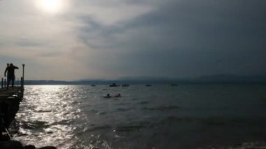 Güzel Garda Gölü gün batımında Sirmione sahilinden