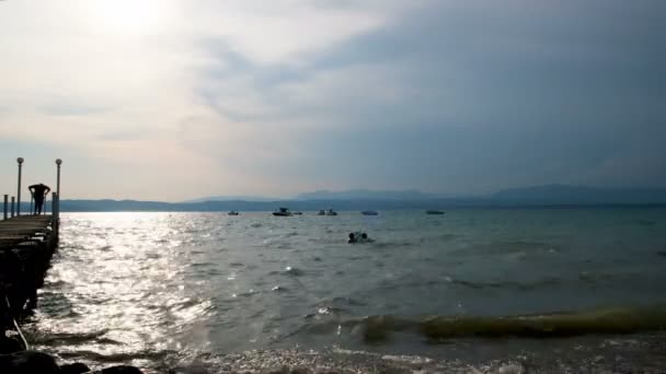 Prachtige Gardameer Bij Zonsondergang Vanaf Kust Van Sirmione — Stockvideo