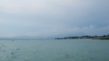Güzel Garda Gölü gün batımında Sirmione sahilinden