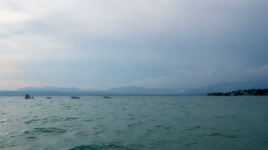 Güzel Garda Gölü gün batımında Sirmione sahilinden