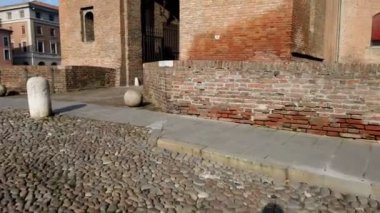 Ferrara kalesi, panoramik manzara savunma duvarları hendek kule asma köprüsü ve çeşme