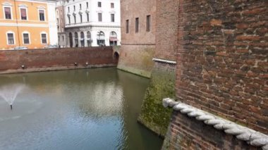 Ferrara kalesi, panoramik manzara savunma duvarları hendek kule asma köprüsü ve çeşme