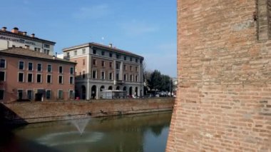 Ferrara kalesi, panoramik manzara savunma duvarları hendek kule asma köprüsü ve çeşme