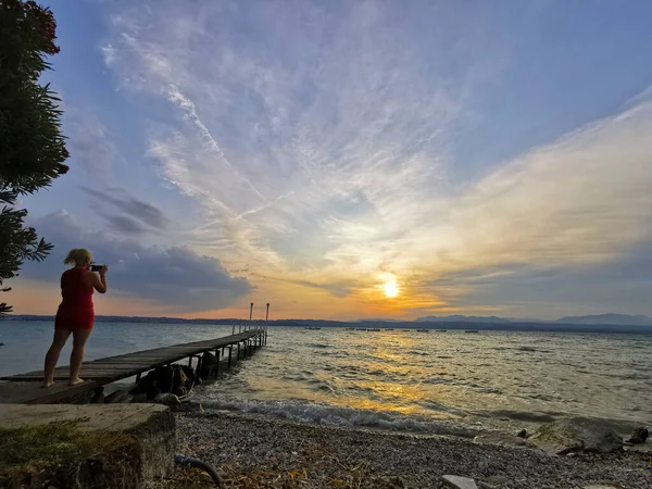 Gyönyörű Timelapse Garda Naplementekor Parttól Szirmione — Stock Fotó