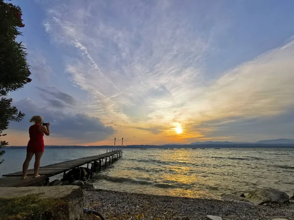 Sirmione Sahilinden Gün Batımında Garda Gölü — Stok fotoğraf