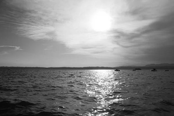 シルミオーネの海岸から沈む夕日の美しいタイムラプス湖のガルダ — ストック写真